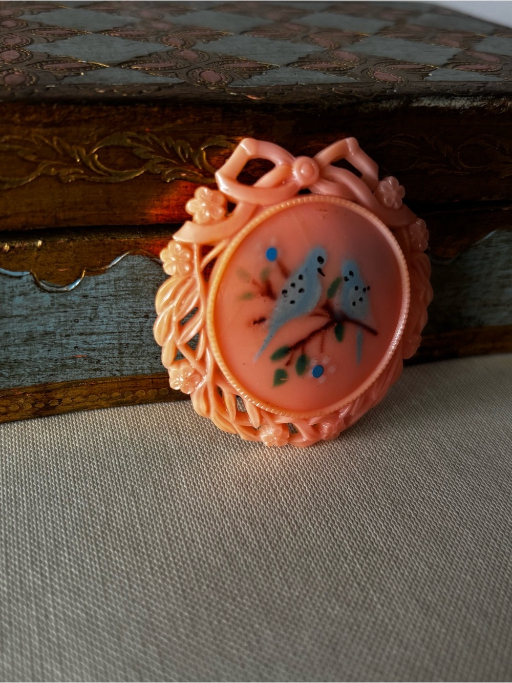 Vintage Pink Early Plastic Hand-painted Bluebirds Brooch - Picture 5 of 8